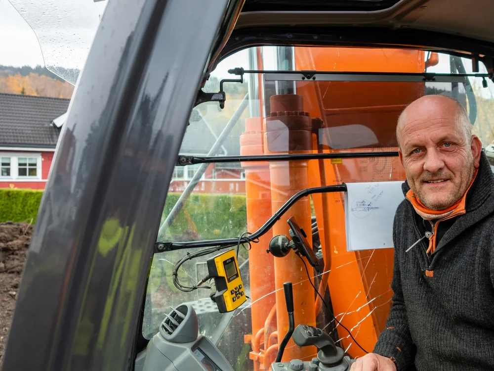 Asle Johan Nyhus, daglig leder i AN Gravedrift, i førerhuset på sin Hitachi gravemaskin