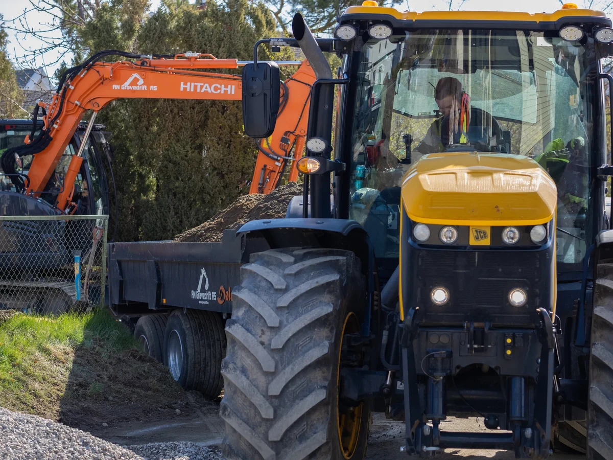 AN Gravedrift sin Hitachi gravemaskin og JCB-traktor på oppdrag i Ringerike