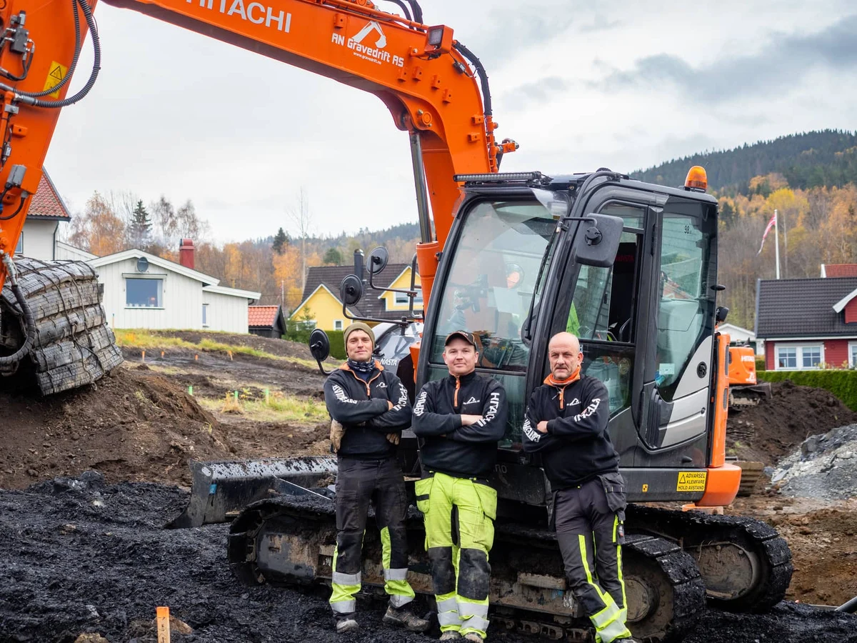 AN Gravedrift-teamet foran sin Hitachi gravemaskin på anleggsplass i Ringerike